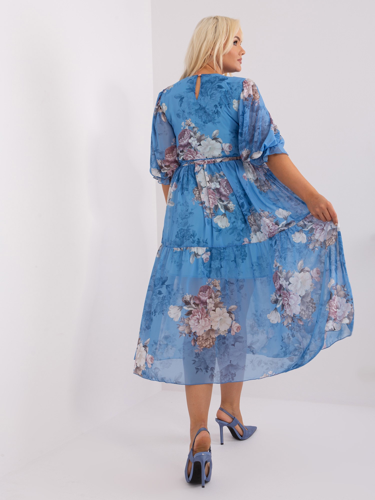 pol_pl_Hurtownia-Niebieska-sukienka-plus-size-we-wzory-402916_5